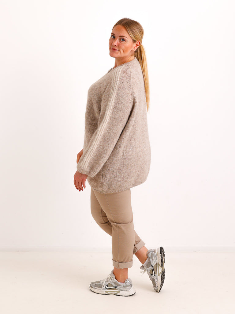 Curvy Size Strickjacke AVEY – Kuscheliger Glattstrick mit edlen Knopfdetails – Gr. 44–52
