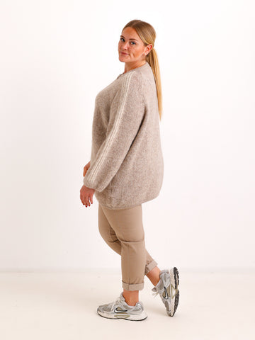 Curvy Size Strickjacke AVEY – Kuscheliger Glattstrick mit edlen Knopfdetails – Gr. 44–52