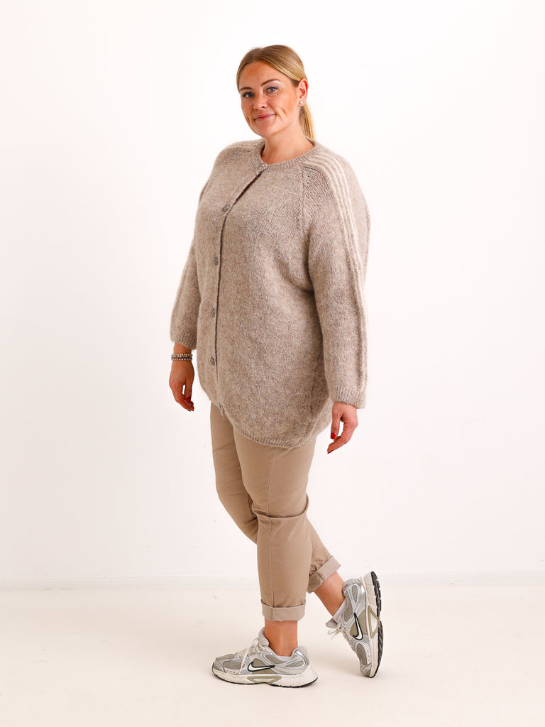 Curvy Size Strickjacke AVEY – Kuscheliger Glattstrick mit edlen Knopfdetails – Gr. 44–52