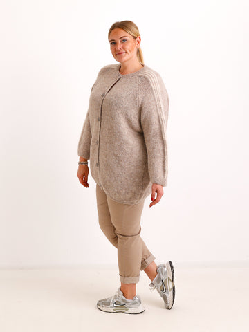 Curvy Size Strickjacke AVEY – Kuscheliger Glattstrick mit edlen Knopfdetails – Gr. 44–52