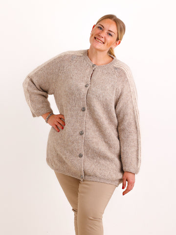 Curvy Size Strickjacke AVEY – Kuscheliger Glattstrick mit edlen Knopfdetails – Gr. 44–52
