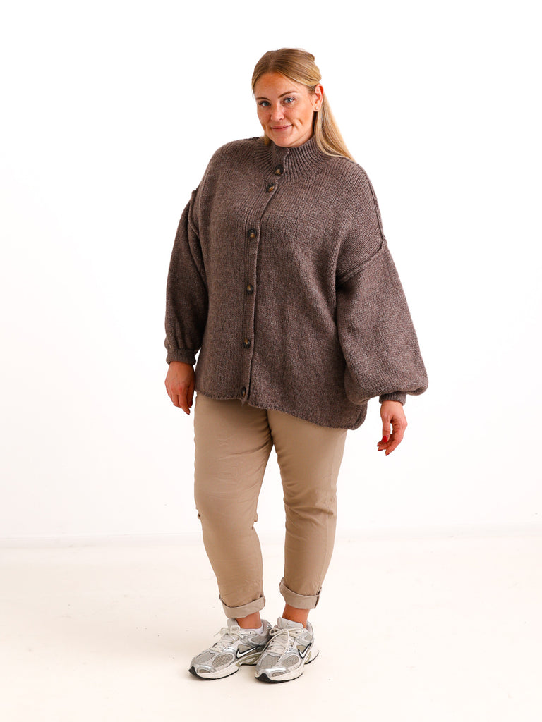 Oversize Strickjacke JUNA – Kuscheliger Wollmix mit Knöpfen in Holzoptik – Gr. 42–48