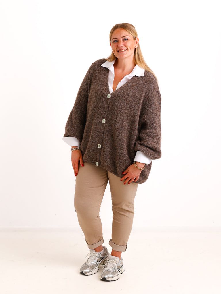 Curvy Size Strickjacke FREDA – Kuscheliger Knopf-Cardigan mit V-Ausschnitt – Gr. 44–54