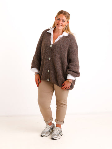 Curvy Size Strickjacke FREDA – Kuscheliger Knopf-Cardigan mit V-Ausschnitt – Gr. 44–54