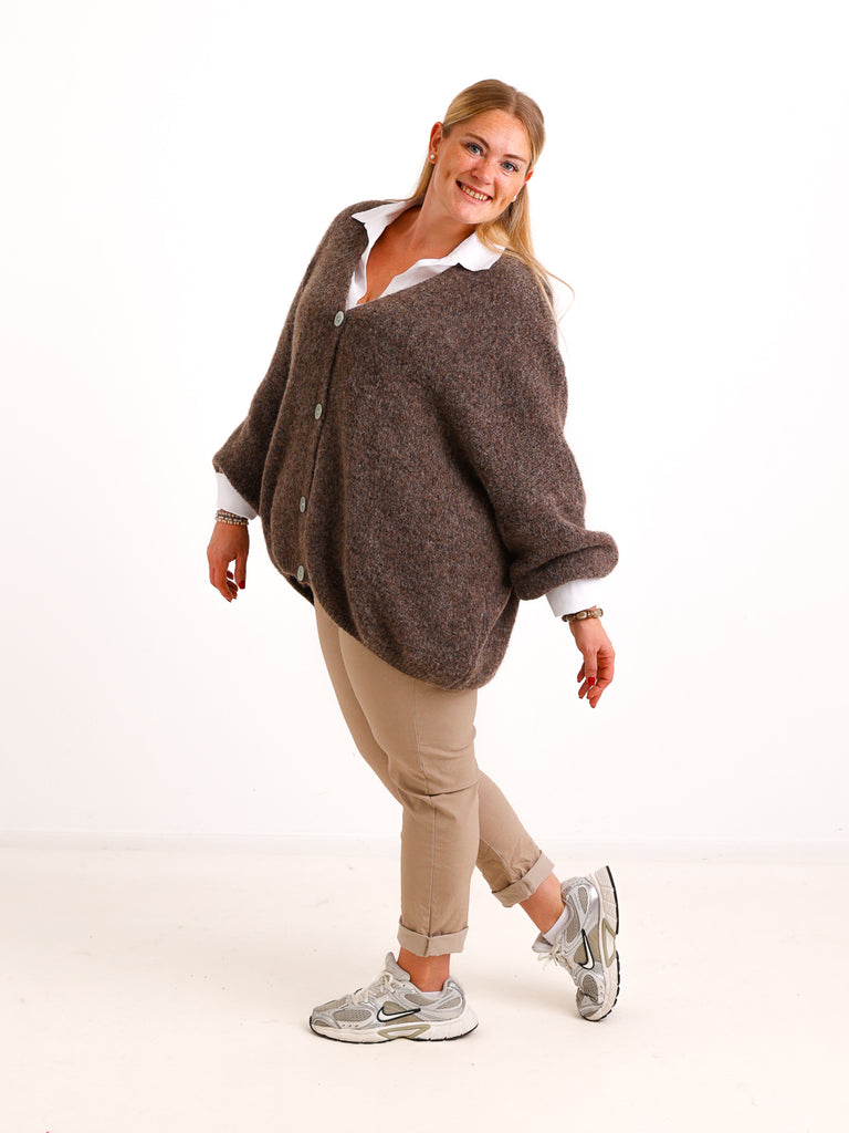 Curvy Size Strickjacke FREDA – Kuscheliger Knopf-Cardigan mit V-Ausschnitt – Gr. 44–54