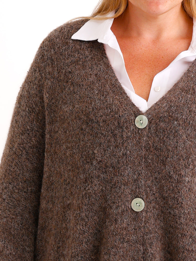 Curvy Size Strickjacke FREDA – Kuscheliger Knopf-Cardigan mit V-Ausschnitt – Gr. 44–54