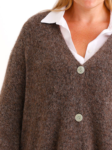 Curvy Size Strickjacke FREDA – Kuscheliger Knopf-Cardigan mit V-Ausschnitt – Gr. 44–54