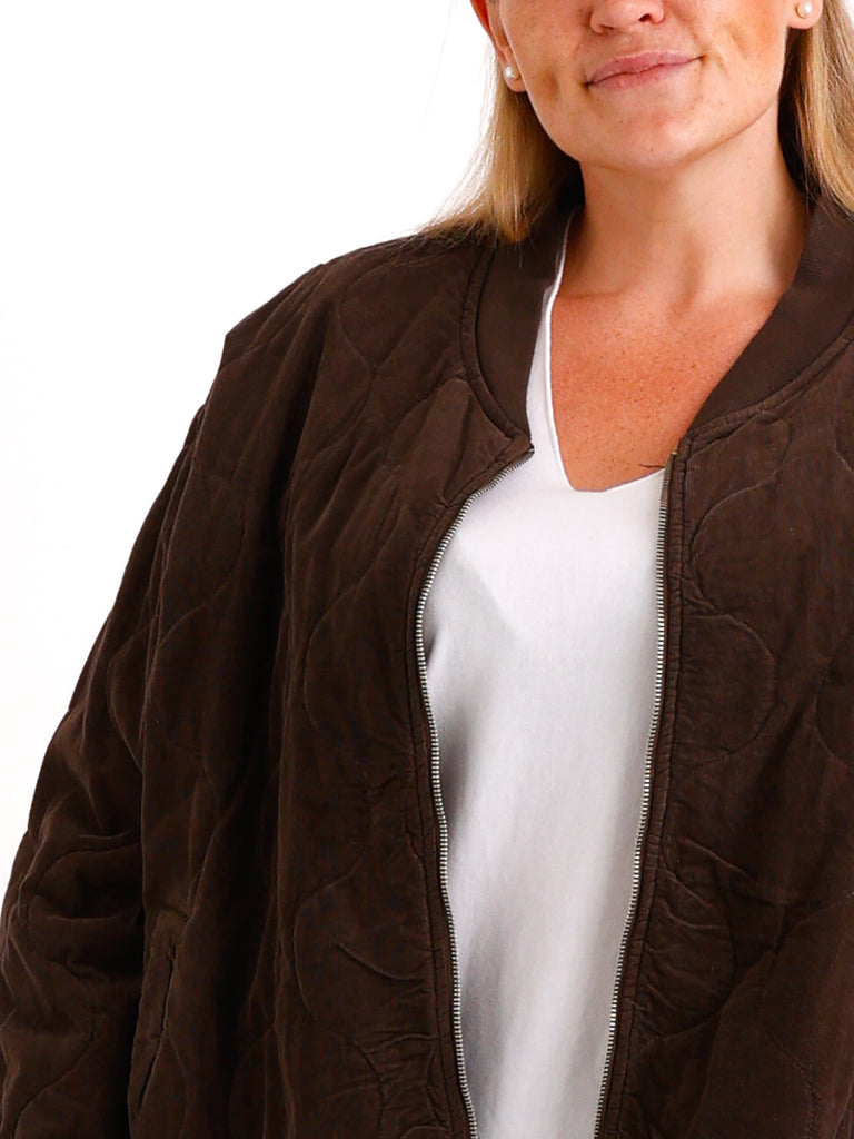 Curvy Size Bomberjacke YLVIE – Feincord mit besonderer Steppstruktur – Gr. 44–52