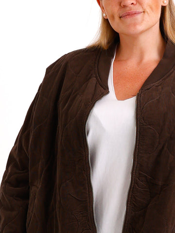Curvy Size Bomberjacke YLVIE – Feincord mit besonderer Steppstruktur – Gr. 44–52