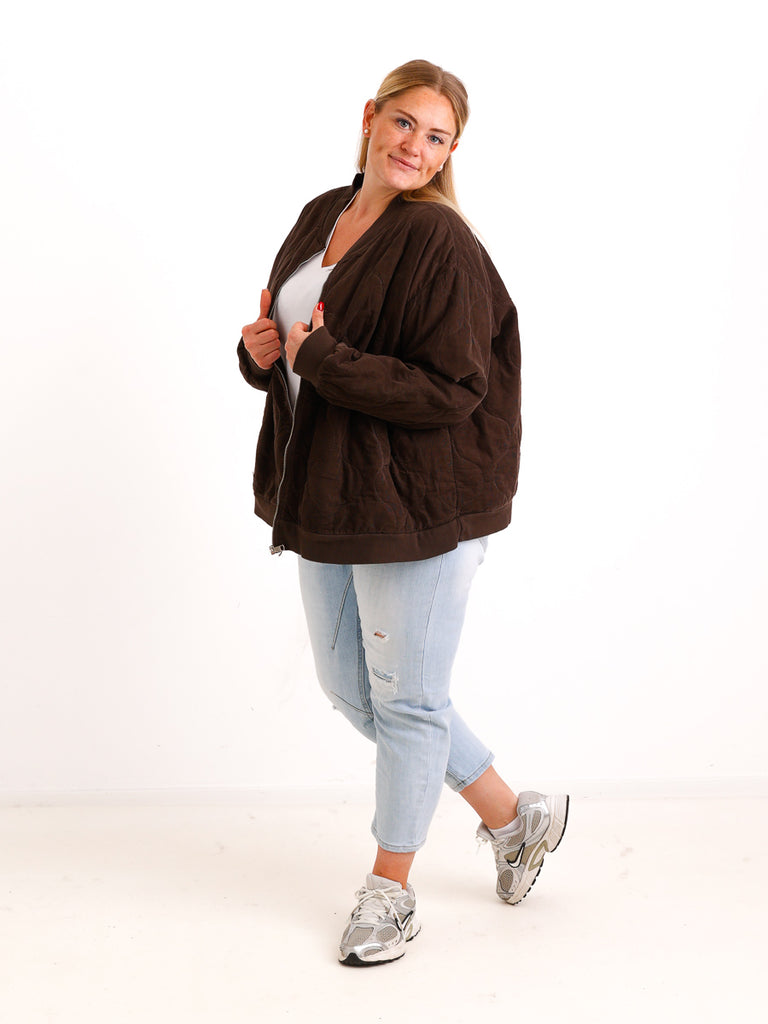 Curvy Size Bomberjacke YLVIE – Feincord mit besonderer Steppstruktur – Gr. 44–52