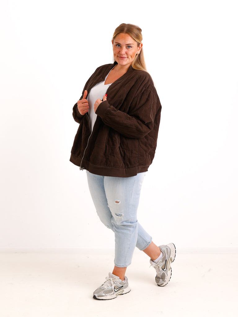 Curvy Size Bomberjacke YLVIE – Feincord mit besonderer Steppstruktur – Gr. 44–52
