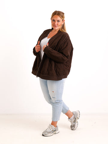 Curvy Size Bomberjacke YLVIE – Feincord mit besonderer Steppstruktur – Gr. 44–52