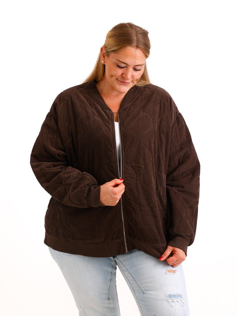 Curvy Size Bomberjacke YLVIE – Feincord mit besonderer Steppstruktur – Gr. 44–52