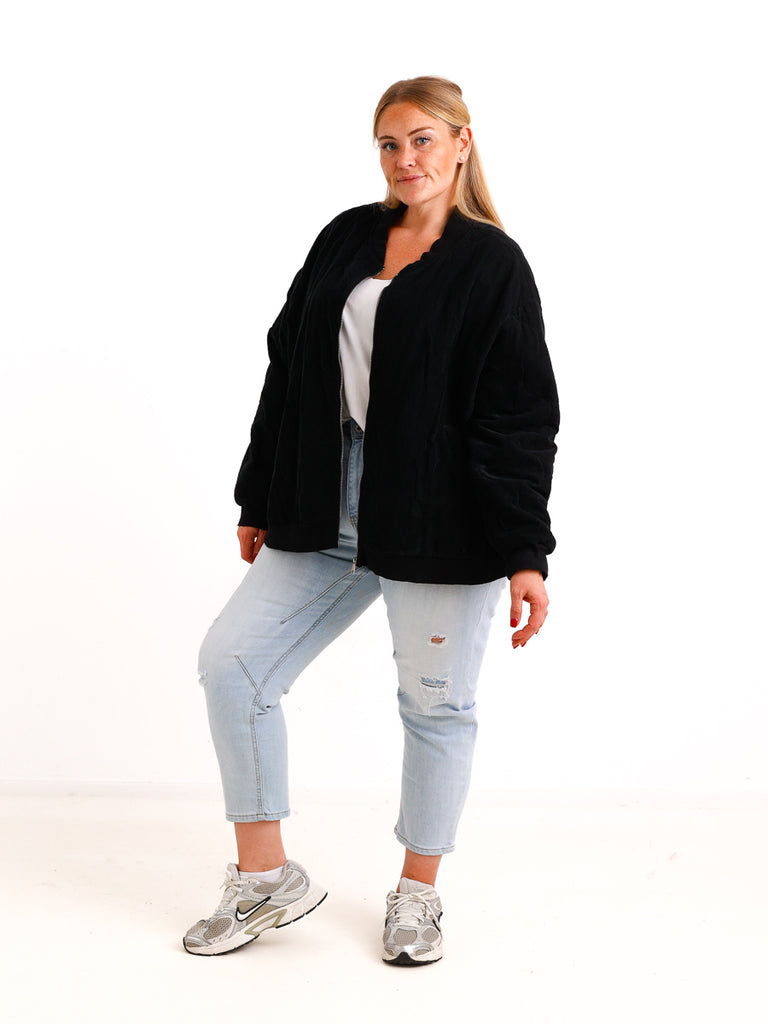 Curvy Size Bomberjacke YLVIE – Feincord mit besonderer Steppstruktur – Gr. 44–52