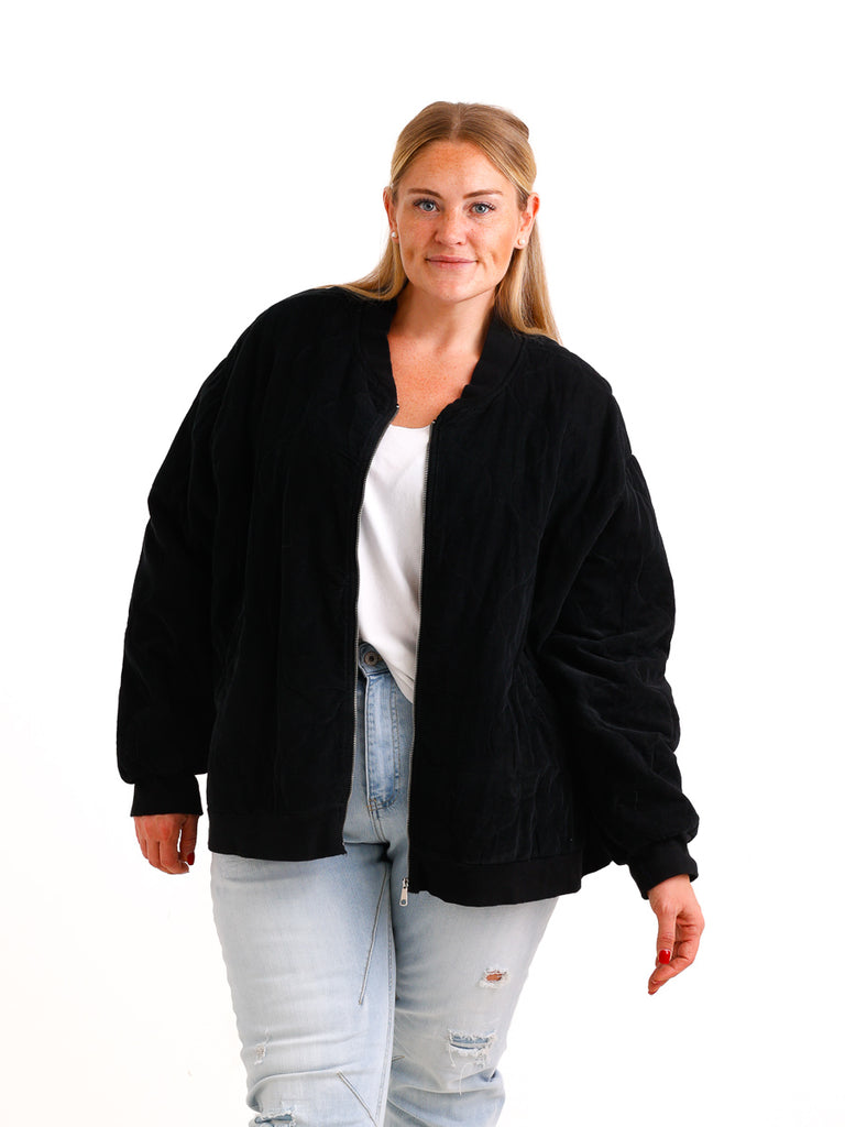 Curvy Size Bomberjacke YLVIE – Feincord mit besonderer Steppstruktur – Gr. 44–52