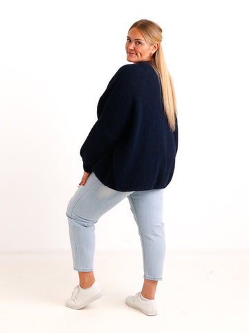 Curvy Size Strickjacke FREDA – Kuscheliger Knopf-Cardigan mit V-Ausschnitt – Gr. 44–54