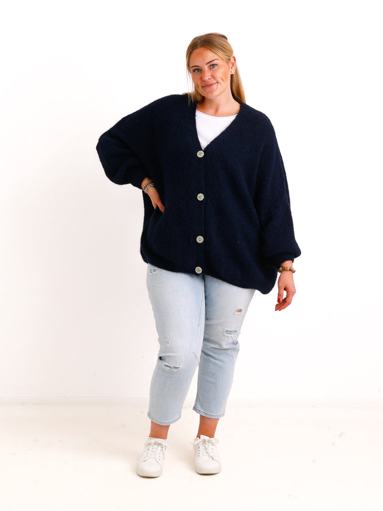 Curvy Size Strickjacke FREDA – Kuscheliger Knopf-Cardigan mit V-Ausschnitt – Gr. 44–54