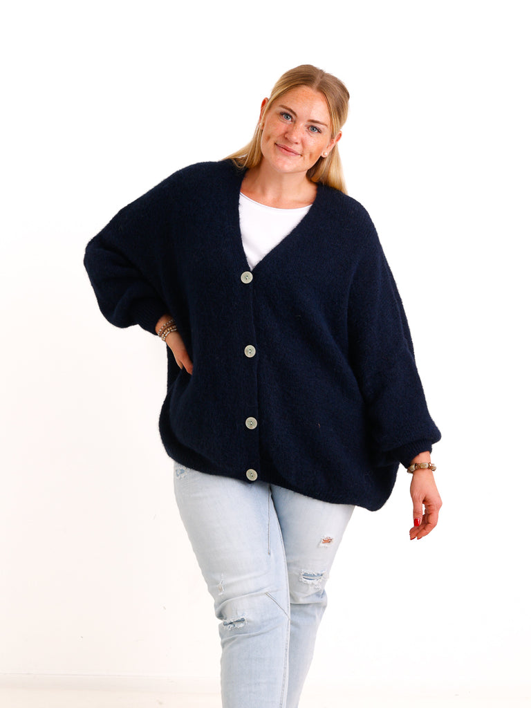 Curvy Size Strickjacke FREDA – Kuscheliger Knopf-Cardigan mit V-Ausschnitt – Gr. 44–54