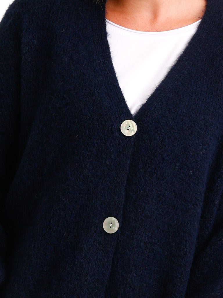 Curvy Size Strickjacke FREDA – Kuscheliger Knopf-Cardigan mit V-Ausschnitt – Gr. 44–54
