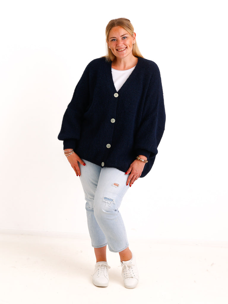 Curvy Size Strickjacke FREDA – Kuscheliger Knopf-Cardigan mit V-Ausschnitt – Gr. 44–54