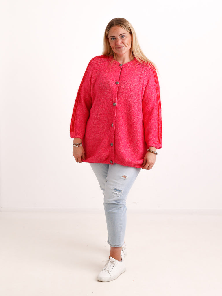 Curvy Size Strickjacke AVEY – Kuscheliger Glattstrick mit edlen Knopfdetails – Gr. 44–52