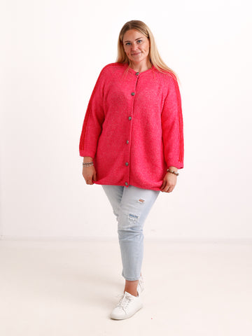 Curvy Size Strickjacke AVEY – Kuscheliger Glattstrick mit edlen Knopfdetails – Gr. 44–52