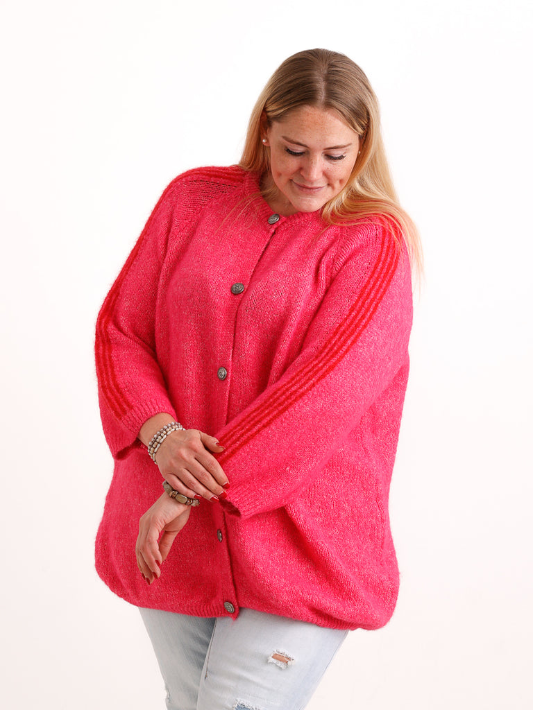 Curvy Size Strickjacke AVEY – Kuscheliger Glattstrick mit edlen Knopfdetails – Gr. 44–52