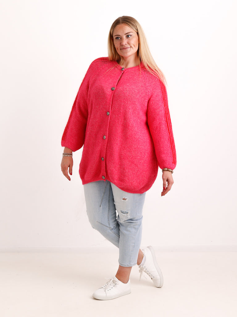 Curvy Size Strickjacke AVEY – Kuscheliger Glattstrick mit edlen Knopfdetails – Gr. 44–52