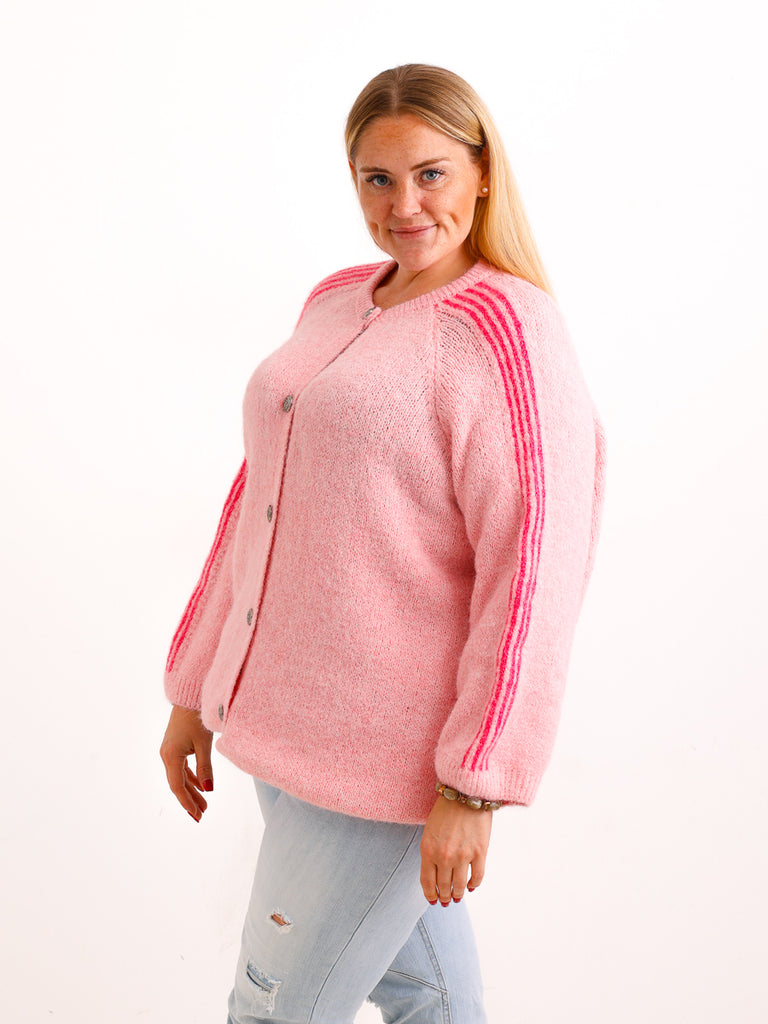 Curvy Size Strickjacke AVEY – Kuscheliger Glattstrick mit edlen Knopfdetails – Gr. 44–52