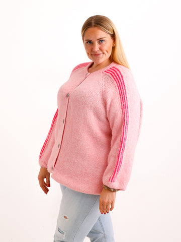 Curvy Size Strickjacke AVEY – Kuscheliger Glattstrick mit edlen Knopfdetails – Gr. 44–52