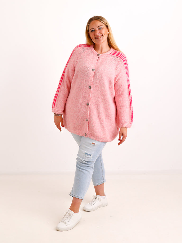 Curvy Size Strickjacke AVEY – Kuscheliger Glattstrick mit edlen Knopfdetails – Gr. 44–52