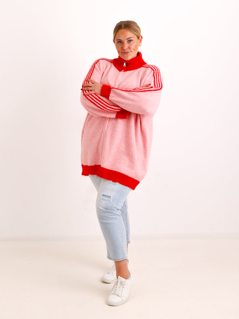Curvy Size Strickjacke ENNA – Extra langer Zip-Look mit Kontraststreifen – Gr. 44–52