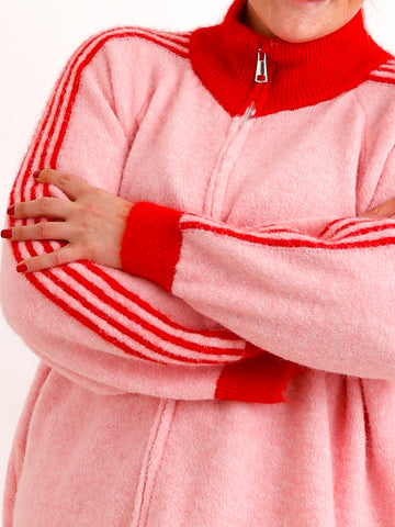 Curvy Size Strickjacke ENNA – Extra langer Zip-Look mit Kontraststreifen – Gr. 44–52