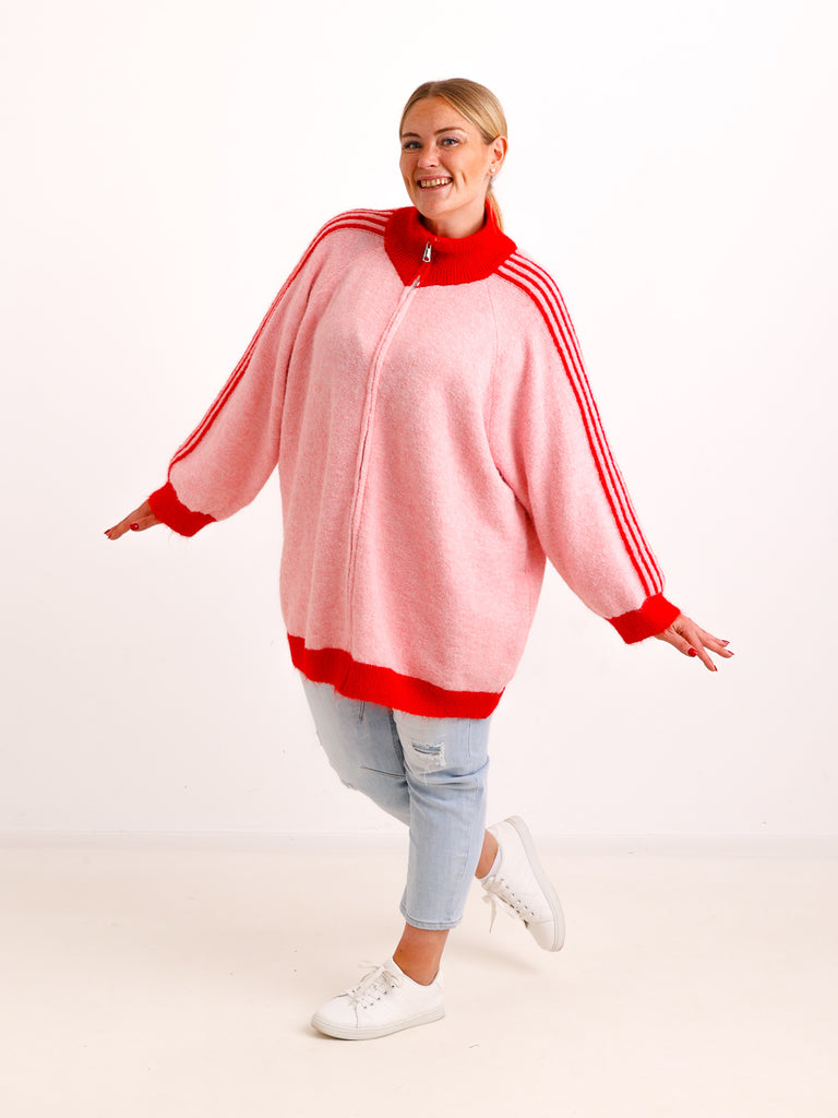 Curvy Size Strickjacke ENNA – Extra langer Zip-Look mit Kontraststreifen – Gr. 44–52