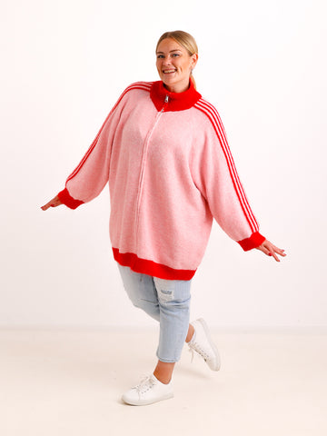 Curvy Size Strickjacke ENNA – Extra langer Zip-Look mit Kontraststreifen – Gr. 44–52