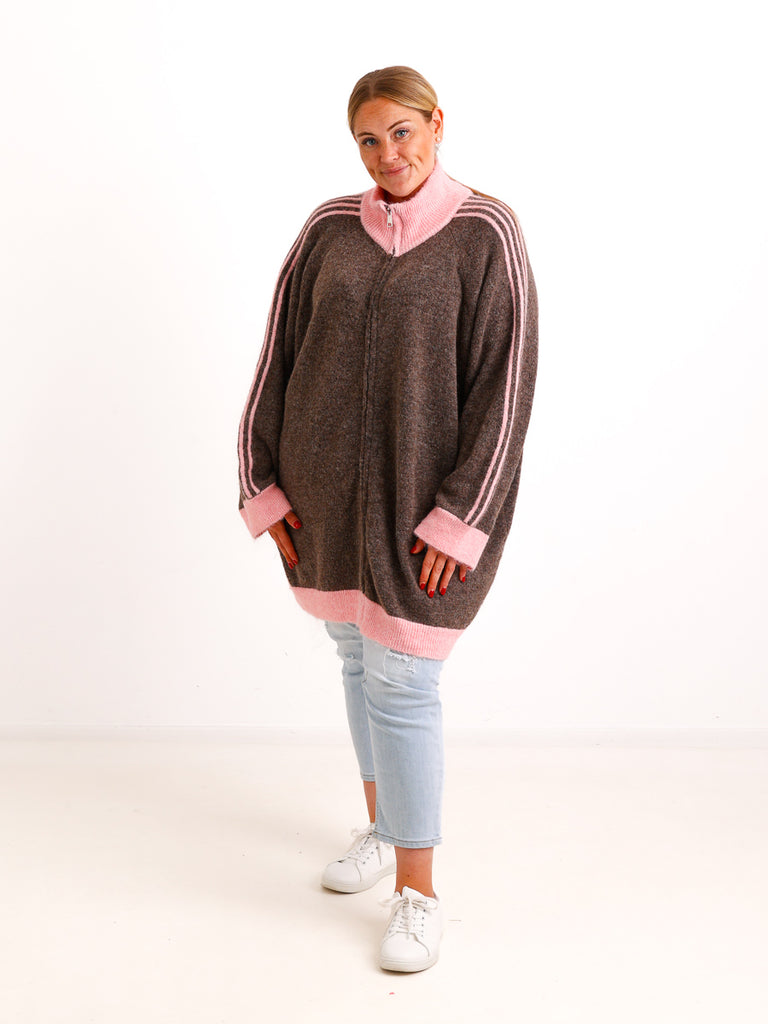 Curvy Size Strickjacke ENNA – Extra langer Zip-Look mit Kontraststreifen – Gr. 44–52
