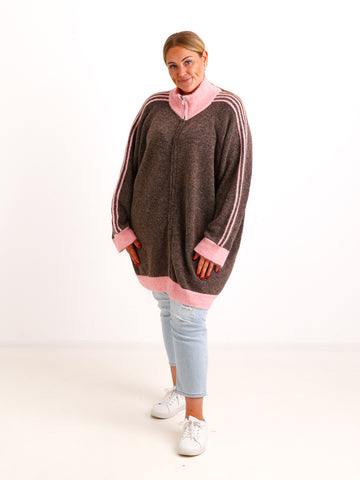 Curvy Size Strickjacke ENNA – Extra langer Zip-Look mit Kontraststreifen – Gr. 44–52