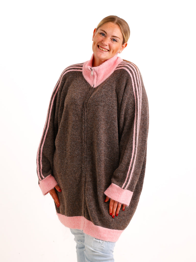 Curvy Size Strickjacke ENNA – Extra langer Zip-Look mit Kontraststreifen – Gr. 44–52