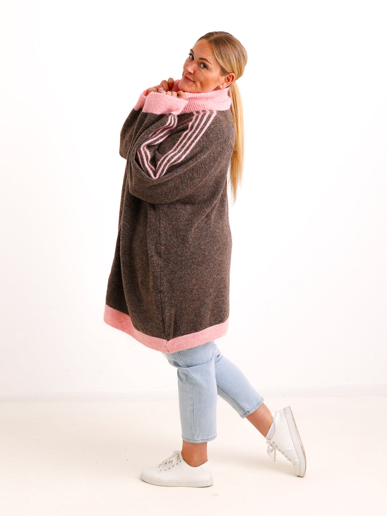 Curvy Size Strickjacke ENNA – Extra langer Zip-Look mit Kontraststreifen – Gr. 44–52