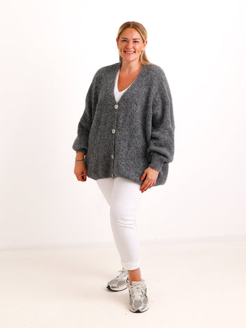 Curvy Size Strickjacke FREDA – Kuscheliger Knopf-Cardigan mit V-Ausschnitt – Gr. 44–54