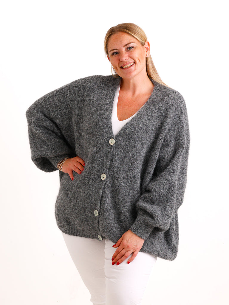 Curvy Size Strickjacke FREDA – Kuscheliger Knopf-Cardigan mit V-Ausschnitt – Gr. 44–54