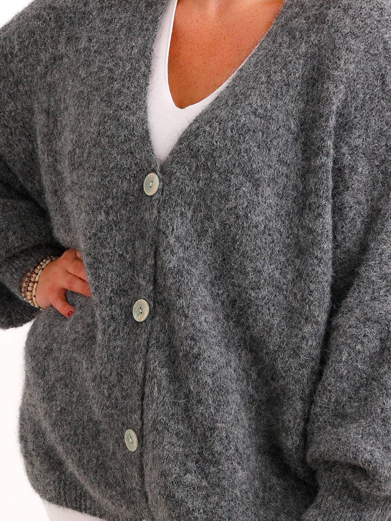 Curvy Size Strickjacke FREDA – Kuscheliger Knopf-Cardigan mit V-Ausschnitt – Gr. 44–54