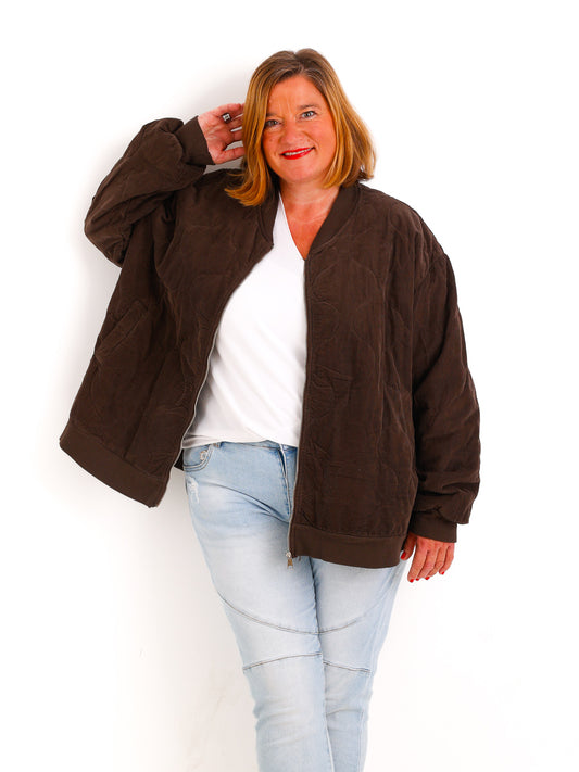Curvy Size Bomberjacke YLVIE – Feincord mit besonderer Steppstruktur – Gr. 44–52