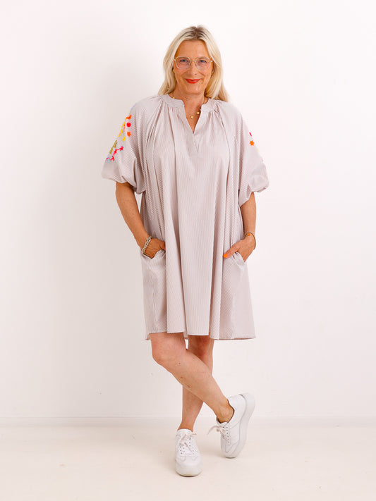 Oversize Blusenkleid MELINDA.S – Florale Stickerei & Ballonärmel – Gr. 38-52
