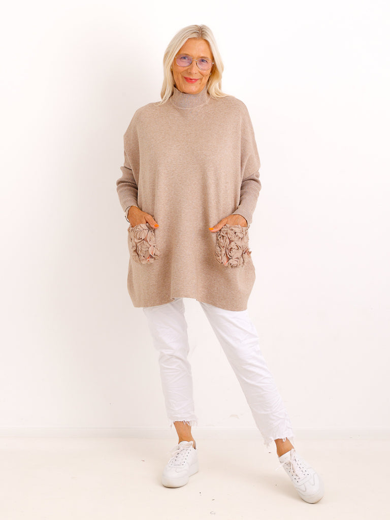 Oversize Strickpullover KATE.S – Weicher Strick mit Turtleneck & Blütentaschen – Gr. 38–48