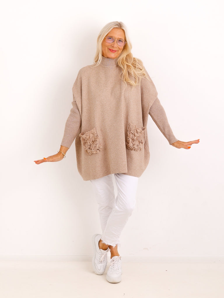 Oversize Strickpullover KATE.S – Weicher Strick mit Turtleneck & Blütentaschen – Gr. 38–48