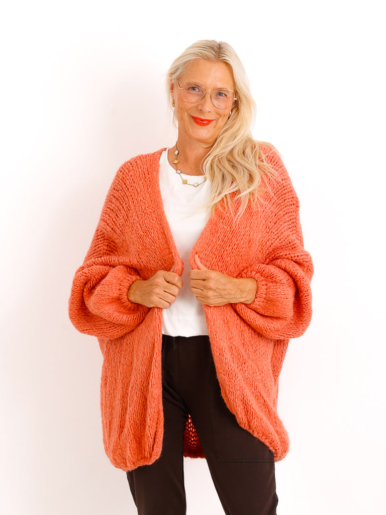 Curvy Strickjacke ELISANE – Weicher Oversize Cardigan mit Herz – Gr. 48–54