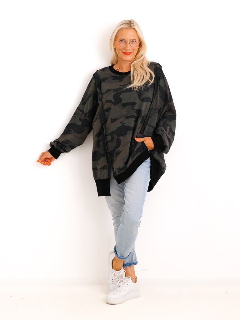 Curvy-Sweater ELISE.S – Lässiger Long-Schnitt im Camouflage-Look – Gr. 42-52