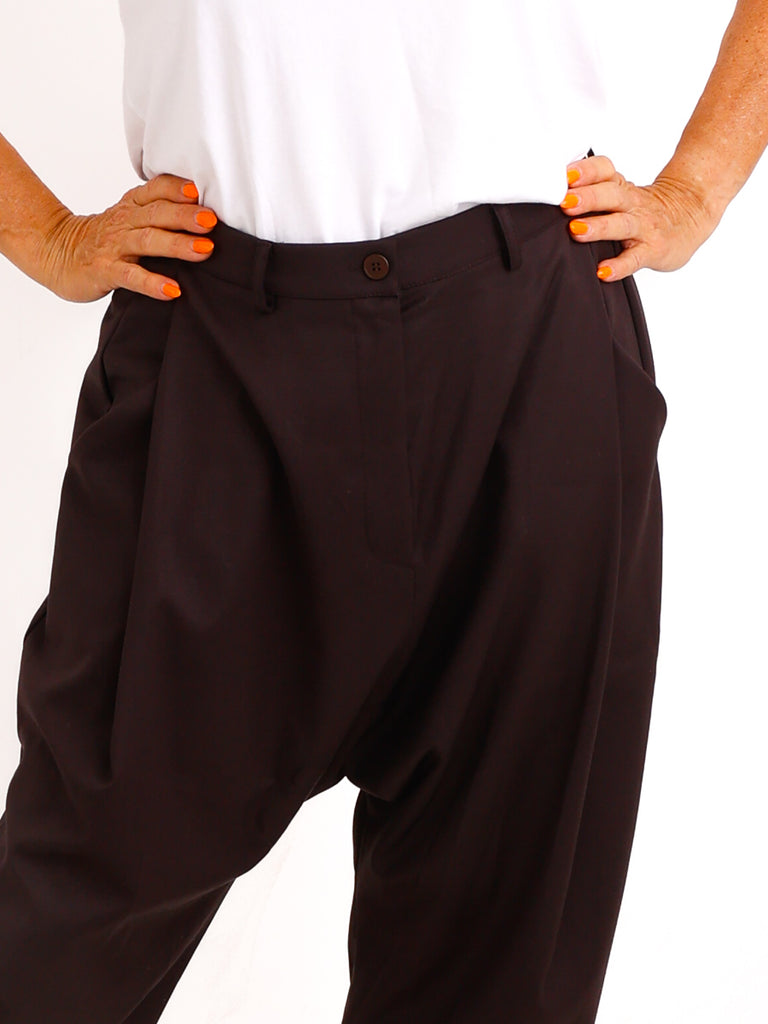 Baggy-Hose LARELL - braun - Extra tiefer Schritt & lässige Silhouette – Größen M–XL