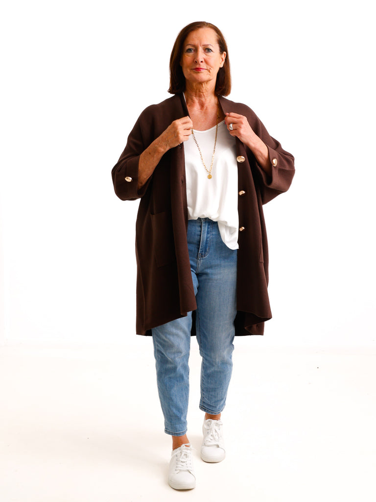 Oversize Strickjacke DORO.S – Lange Feinstrickjacke mit goldenen Schmuckknöpfen – Gr. 38–48